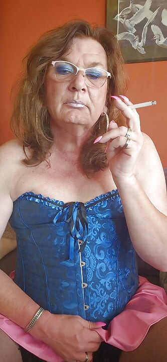 Hanya menikmati rokok
