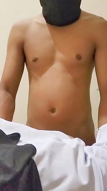 Srednjoškolka koja još uvijek nosi uniformu s kapuljačom zajedno uzdiše | Isječak 1