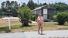 胖美女在阳光明媚的日子里裸体散步