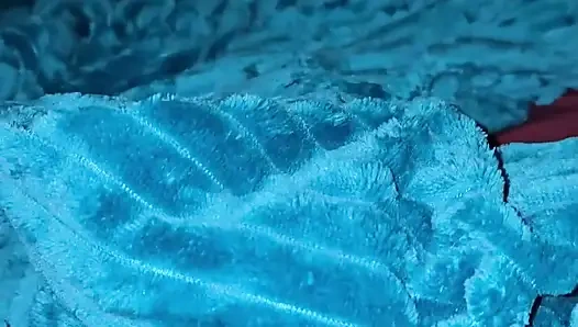 Latin orta yaşlı seksi kadın amcığını fışkırtarak oynuyor