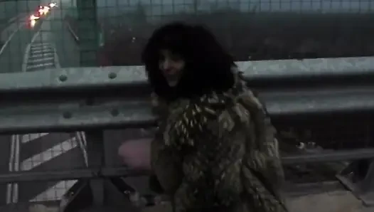 Geile MILF stopft riesigen dildo in autobahn-abenteuer