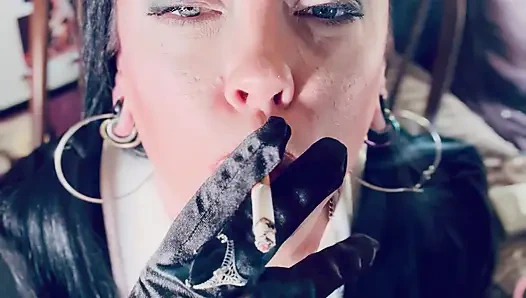 Wednesday addams, tina snua, chain saten eldivenle 2 sigara içiyor - sigara içen kadın sürükleniyor omi ome ucunu kuyruğuna sokuyor