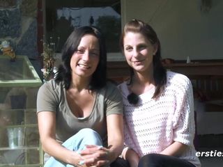 Mia und Sara machen lesbischen Spaß im Freien - ersties