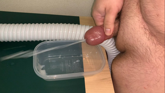 Ragazzo grasso con un pene piccolo che sborra e piscia in un vaso di plastica