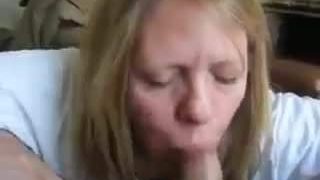 Un mari se tape dans la bouche de sa femme