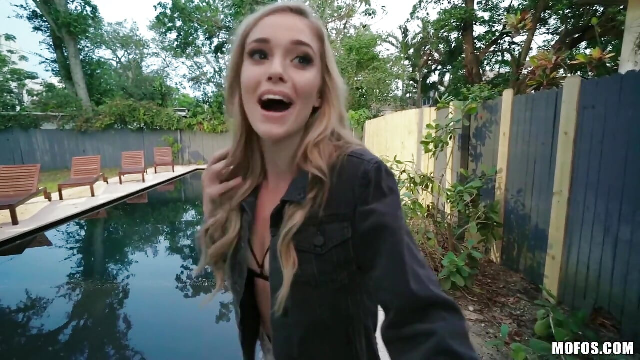 Girls Gone Pink - Kali Roses 和 Whitney Wright 是兩個尋找麻煩的火辣女同性戀
