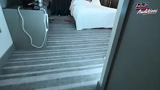 Британка Sophia глотает