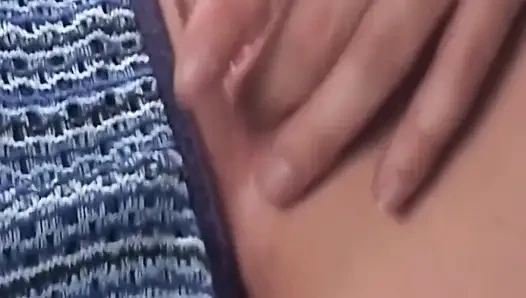 Reife blonde MILF lutscht schwanz im freien und spreizt feuchte muschi