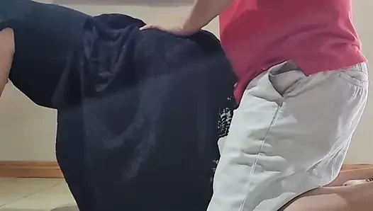 Mutfak zemininde sert sikiliyor
