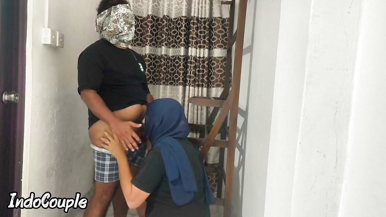 Gadis muslim berhijab aku mergokinya di kamar hotelku. Cewek sange ini lagi asik muasin memek bejatnya