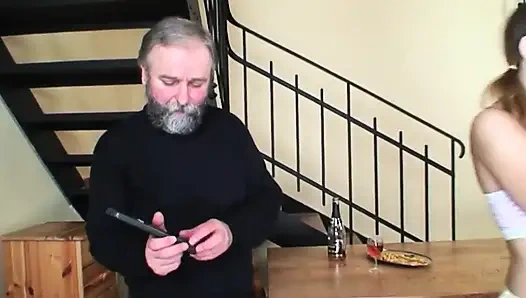 18-летняя Шлюха Трахается Со Стариком