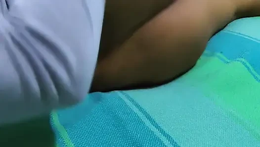 Ateşli anne büyük götünü oynatıyor ve sahip olduğu her şeyi gösteriyor.