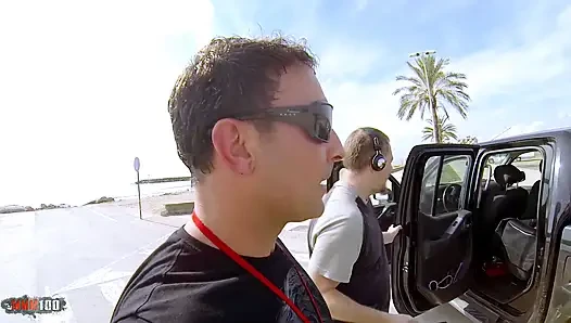 İngiliz porno yıldızı Jessica Jensen ormanda 2 İspanyol adam tarafından sikiliyor