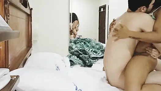 Pria muda ini aku di New York dan dia minta aku makanan dan aku ngasih dia memekku di rumah, dan dia tebak semua!