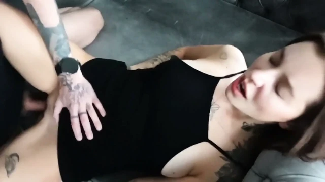 操我的女朋友和一个朋友