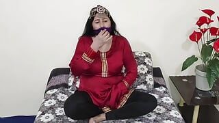 Seksowna muzułmańska dojrzała pani miga cycki palcowania i jebanie cipki przez Dildo