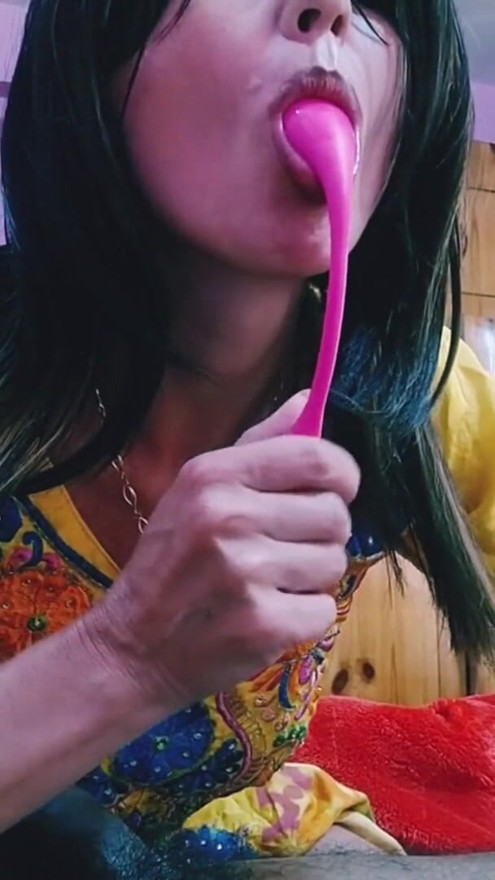 Madrastra quiere ver cómo se comporta la polla de su hijastro | Clip 1
