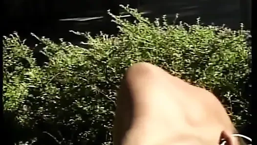 Weiße schlampe fickt eine schwarze hure mit einem vibrator im garten