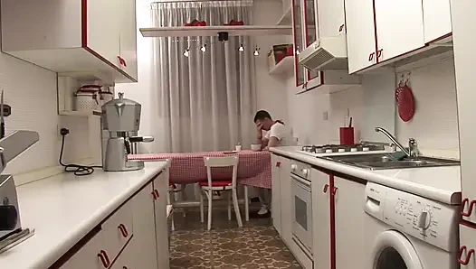 Ketika Anda memiliki ibu yang seksi, sulit untuk menolak persetubahan yang baik di dapur