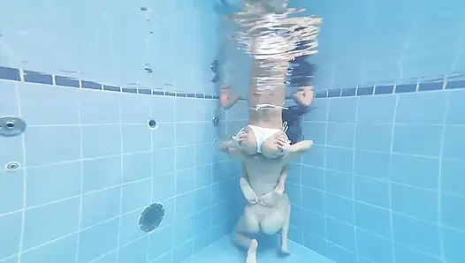 Control Extreme Underwater - the Perfect Ass Squizing
