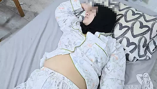Hijab schwägerin, liegt in meinem bett und schmeckt ihre enge muschi - Minokiiko