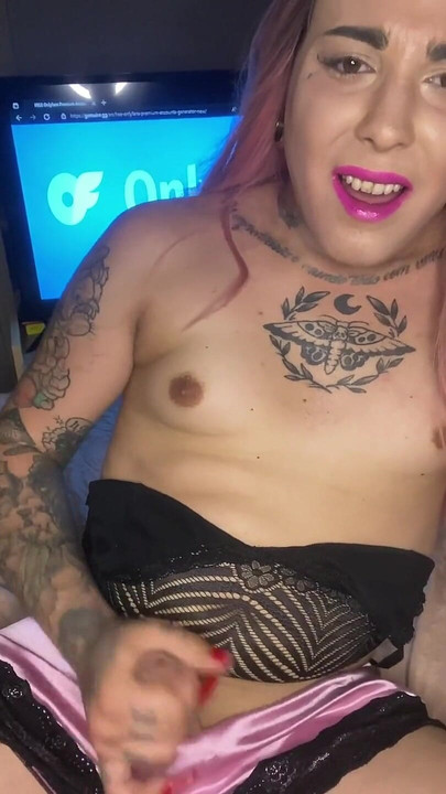 穿着性感睡衣撸管