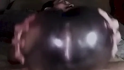 Siyah göt damarlı yarağımda zıplıyor