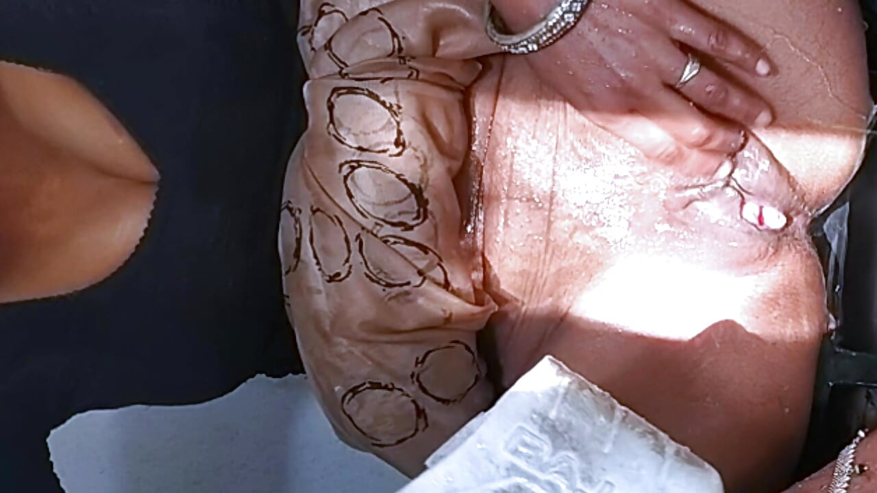 Bhabhi bathroom me bath ke nikale chut ke bal