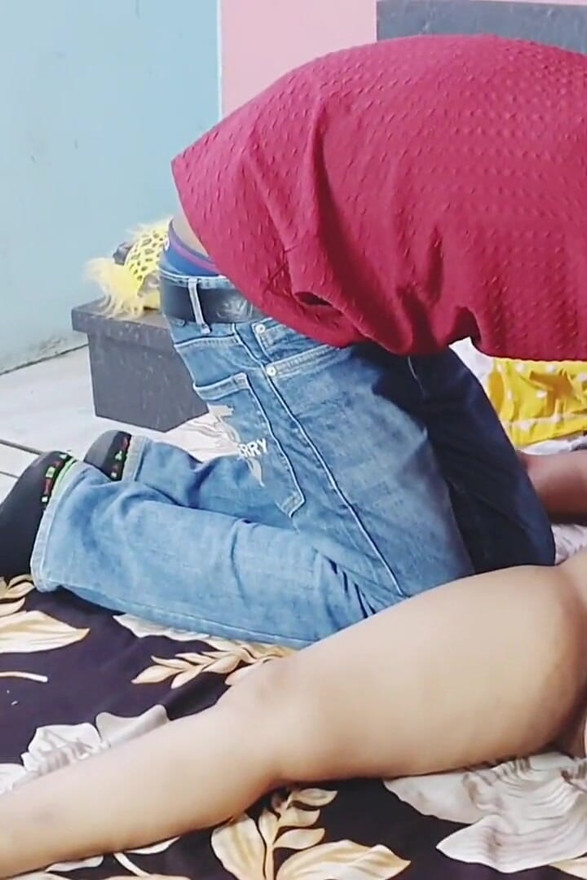 Došao je ukrasti, ali nakon što je vidio seksi bhabhi, pojebao ju je...