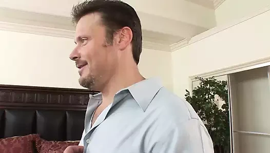 Yeni reşit sürtük Brittany Angel amını siktiriyor