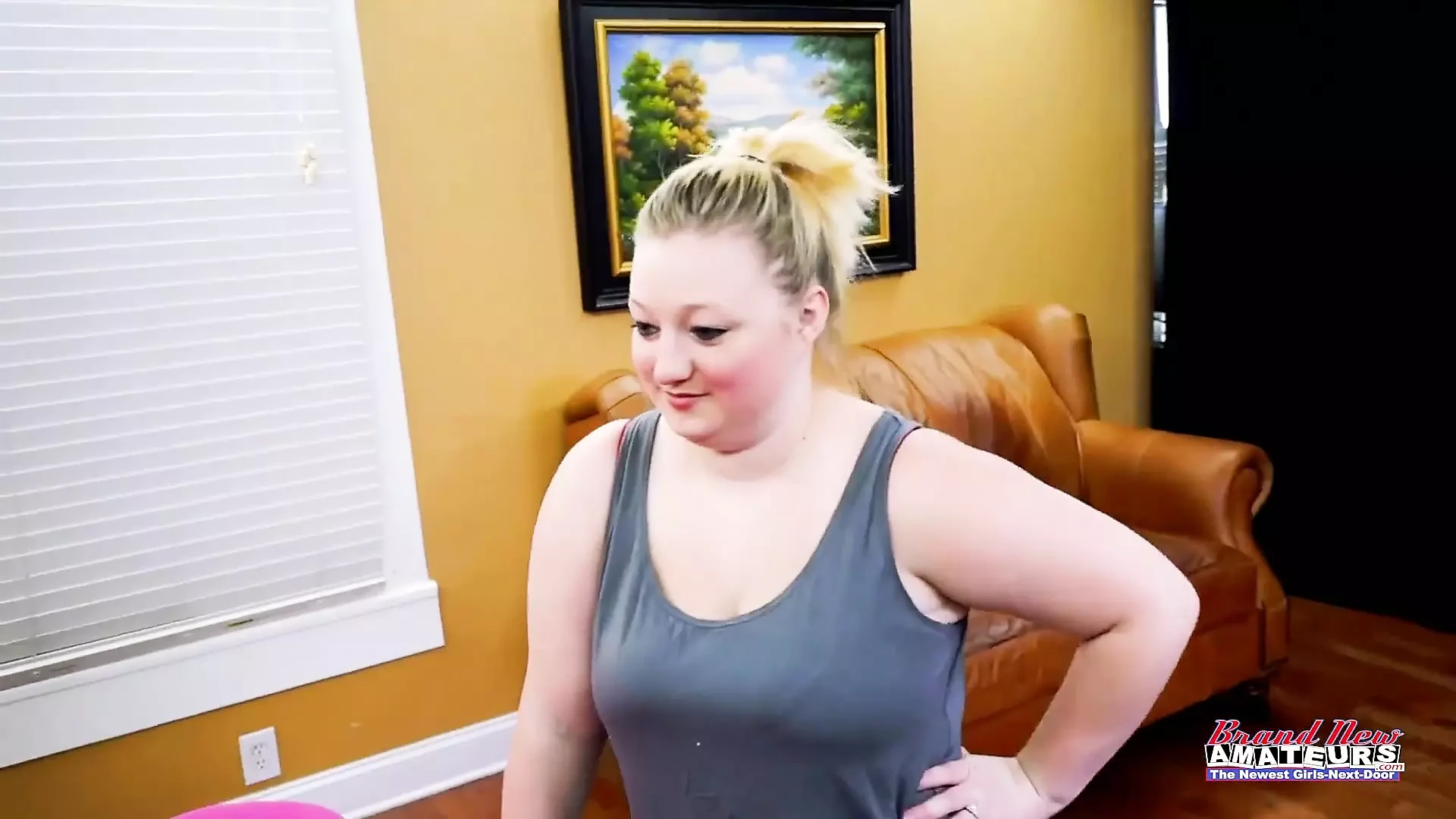 Faith de 18 años se desnuda y chupa la polla con su encantadora madrastra para una audición porno. Parte 1 de 2