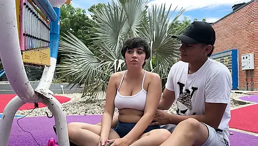 Meine sexy latina-stiefschwester bittet mich, ihr zu lehren, wie man das Xylophon spielt, aber lernt am ende, wie man meinen riesigen schwanz lutscht