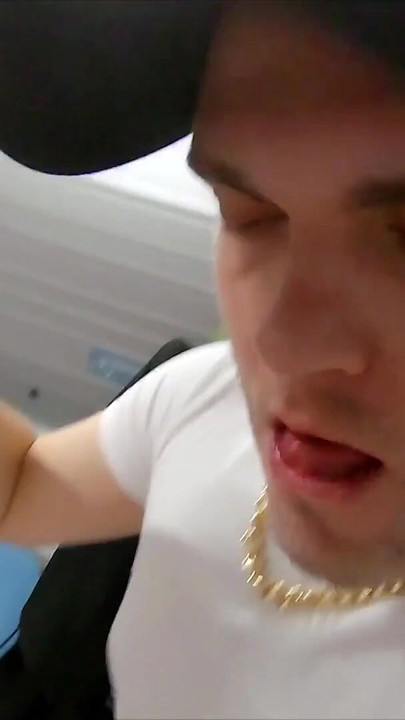 Snažan trenutak iz "chav i nasumični putnik jebu se bez kondoma u WC-u vlaka"