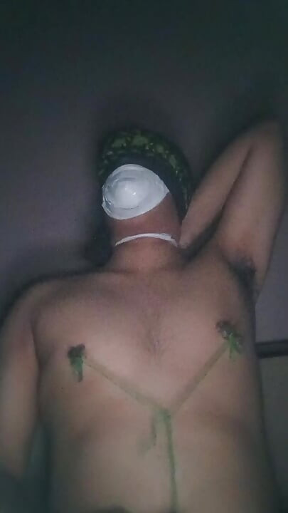 セルフテープで口を閉ざされた 02