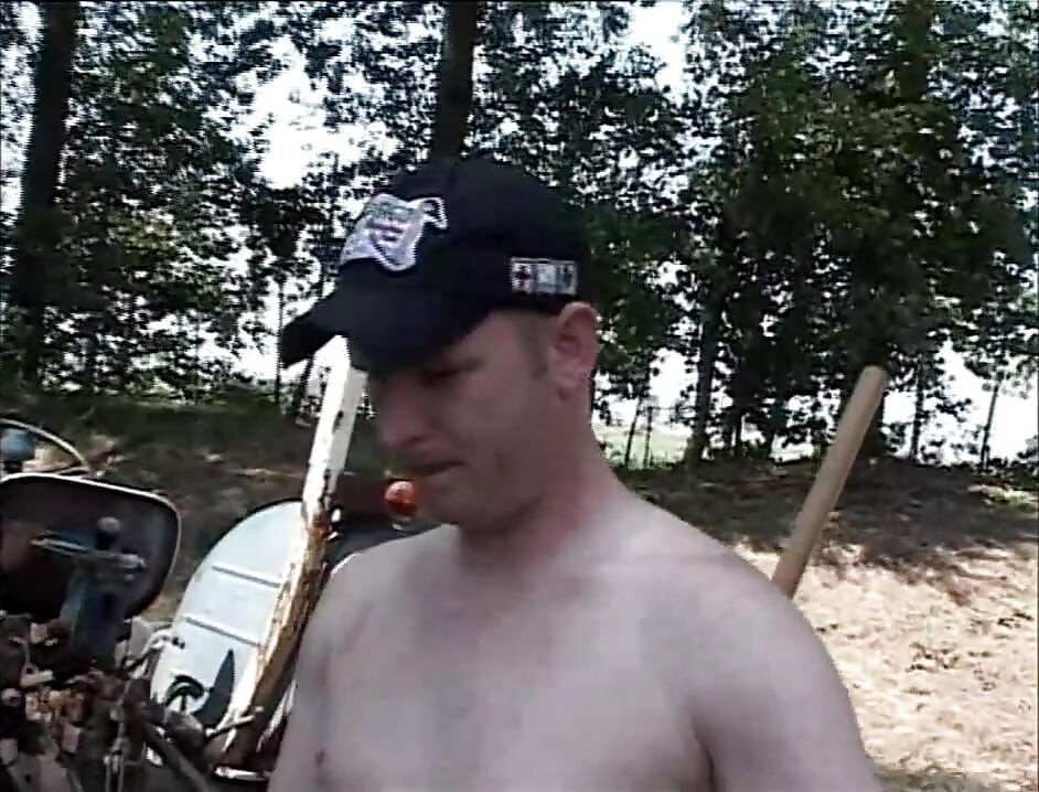 Gangbang déjanté dans la nature pour une blonde sexy