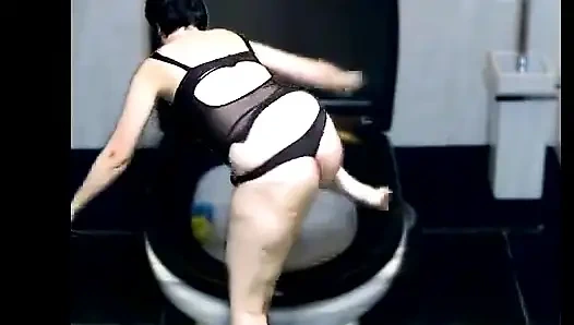 Kate spült sich zur toilette, während sie tanzt, teil für teil ihres körpers