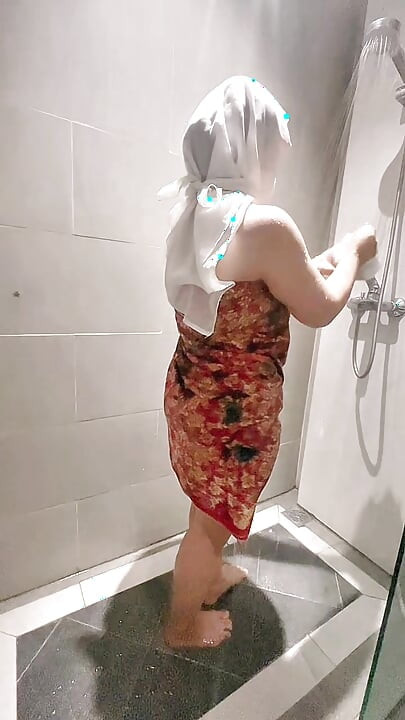 Watch the bathing girl with a curved body