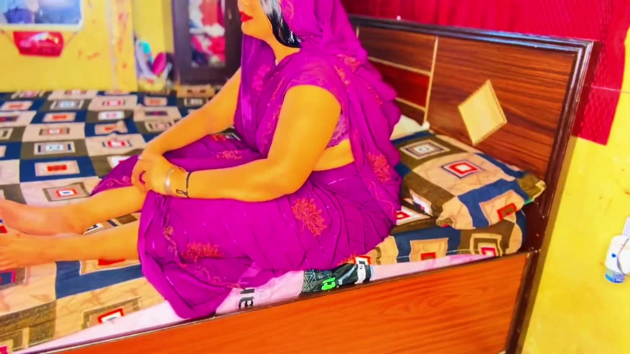 Servant Was Pressing Bhabhi’s Feet When He Suddenly Started Touching Her and Ended Up Fucking Her