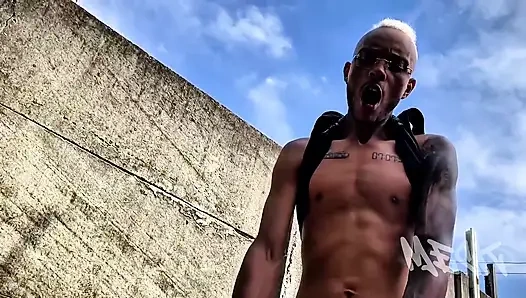 Saya pergi untuk menghabiskan beberapa hari di rumah seorang teman, dan saya menemukan temannya yang nakal melihat apa yang terjadi