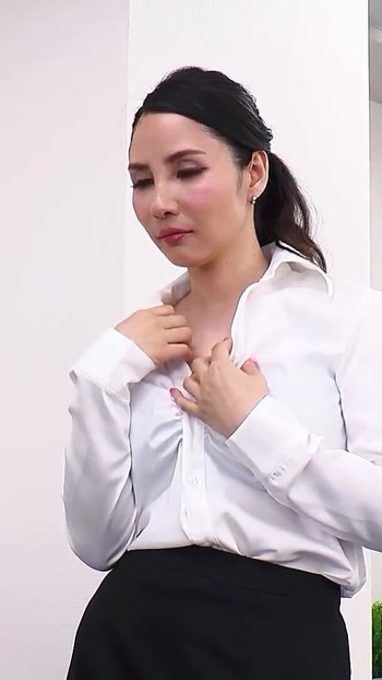"Japon sekreter yaşlı çirkin patron tarafından Japonya'daki iş görüşmesinde sikişin içinde sansürsüz dölle konuşuyor" dan unutulmaz an