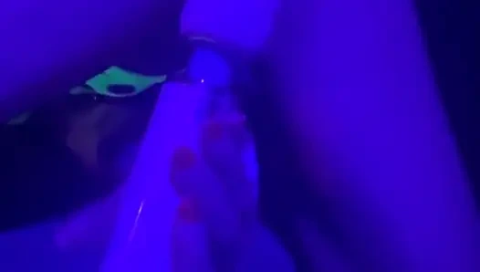 Seksi üvey anne kocasının arkasından kulüpte