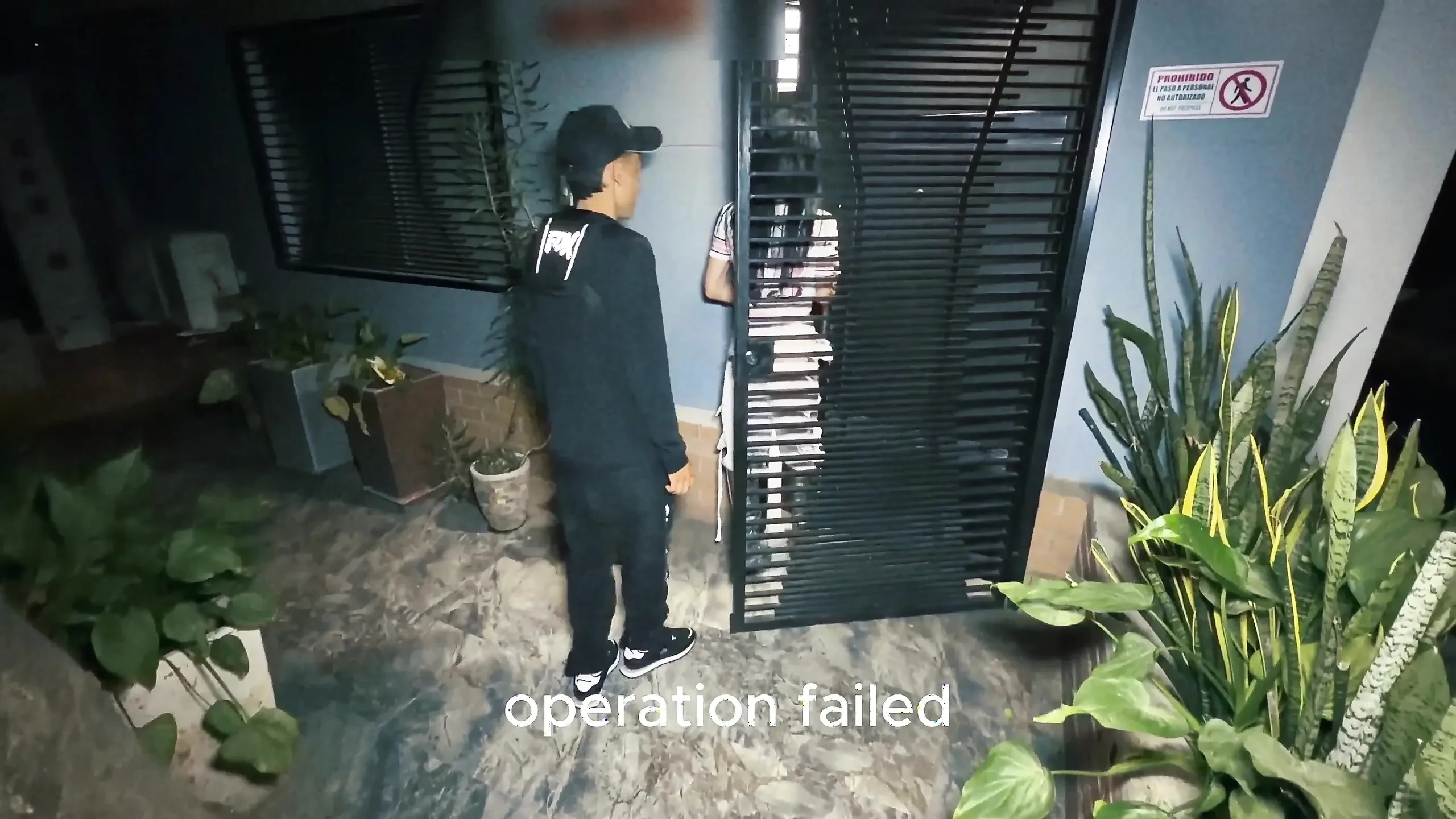 街头汽车看护者首次与一位性感跨性别女孩共度时光