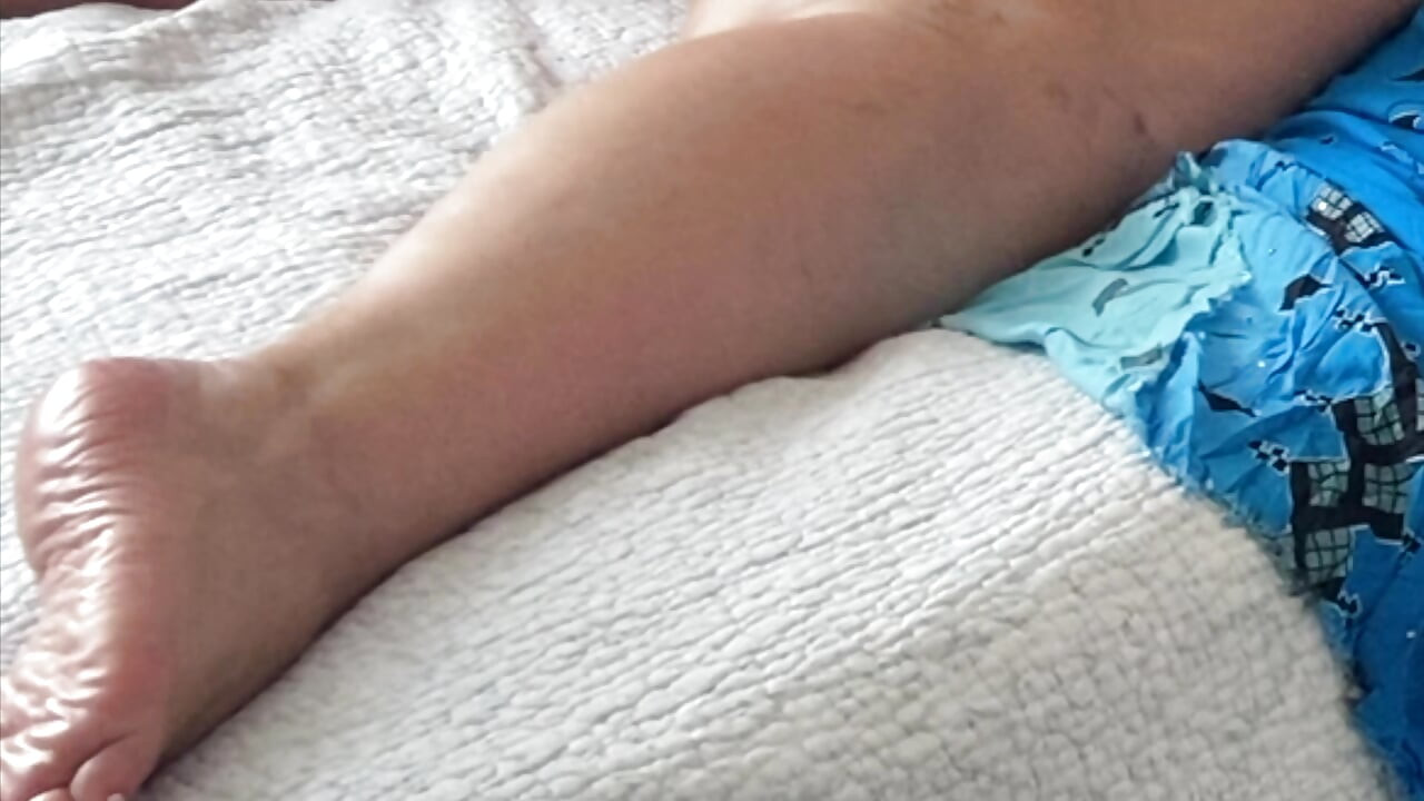 Cette MILF au cul juteux adore regarder des grosses bites noires. La cougar britannique MILF d’à côté joue avec une grosse bite noire. Interracial
