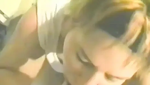 Sarışın yarak emiyor ve sonra iki dildo alıyor