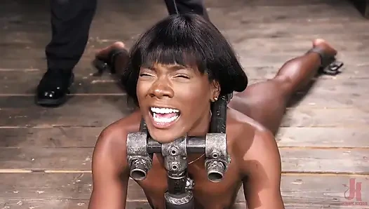 Ana Foxxx makine sikiliyor, kırbaçlanıyor, şok oluyor ve boşalıyor