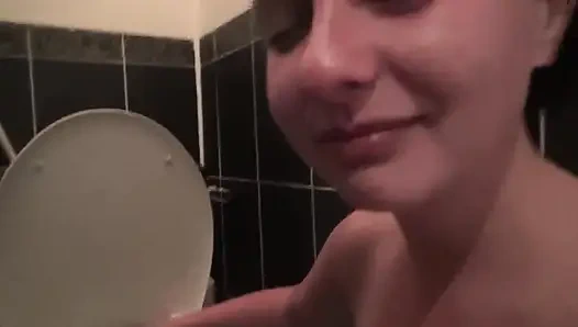 Kate menggodamu sambil bugil dan jilat toilet
