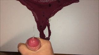 Encore une grosse dose sur mon string rouge foncé de colocataires sexy