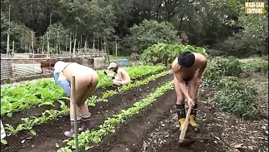 Сельский побег, где свободные духом зрелые женщины обнимают свободу взрослых под открытым небом - сцена.3