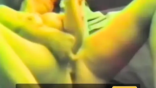 Eine geile brünette wichst mit zwei dildos