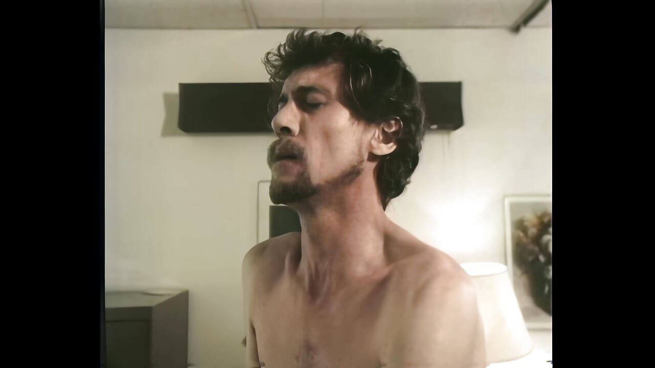 काले बाल वाली कामुक बड़ा लंड चूसने और उसकी चूत चोदने का मजा ले रही है